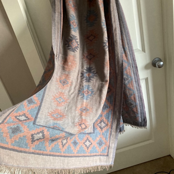 ROOTS Large Scarf Wrap Boho Western Vibes Beautiful pattern EUC - Picture 4 of 4